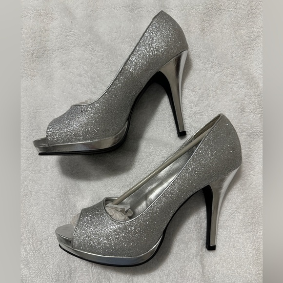 Women’s Rampage Gracee size 8m silver glitter heels! So pretty and shiny. - Picture 2 of 10